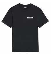 Jacquemus Le T-shirt Gros Grain Black, tee-shirt en coton noir premium, avec bande Gros Grain ton sur ton sur la poitrine, coupe ample wide cut, col rond en bord-côte et coutures renforcées.