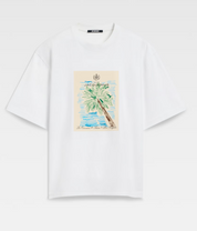 TEE SHIRT JACQUEMUS BLANC A LOGO IMPRIME BLANC SUR L'AVANT DU TEE-SHIRT AVEC UN DESSIN DE PALMIER SUR LA PLAGE