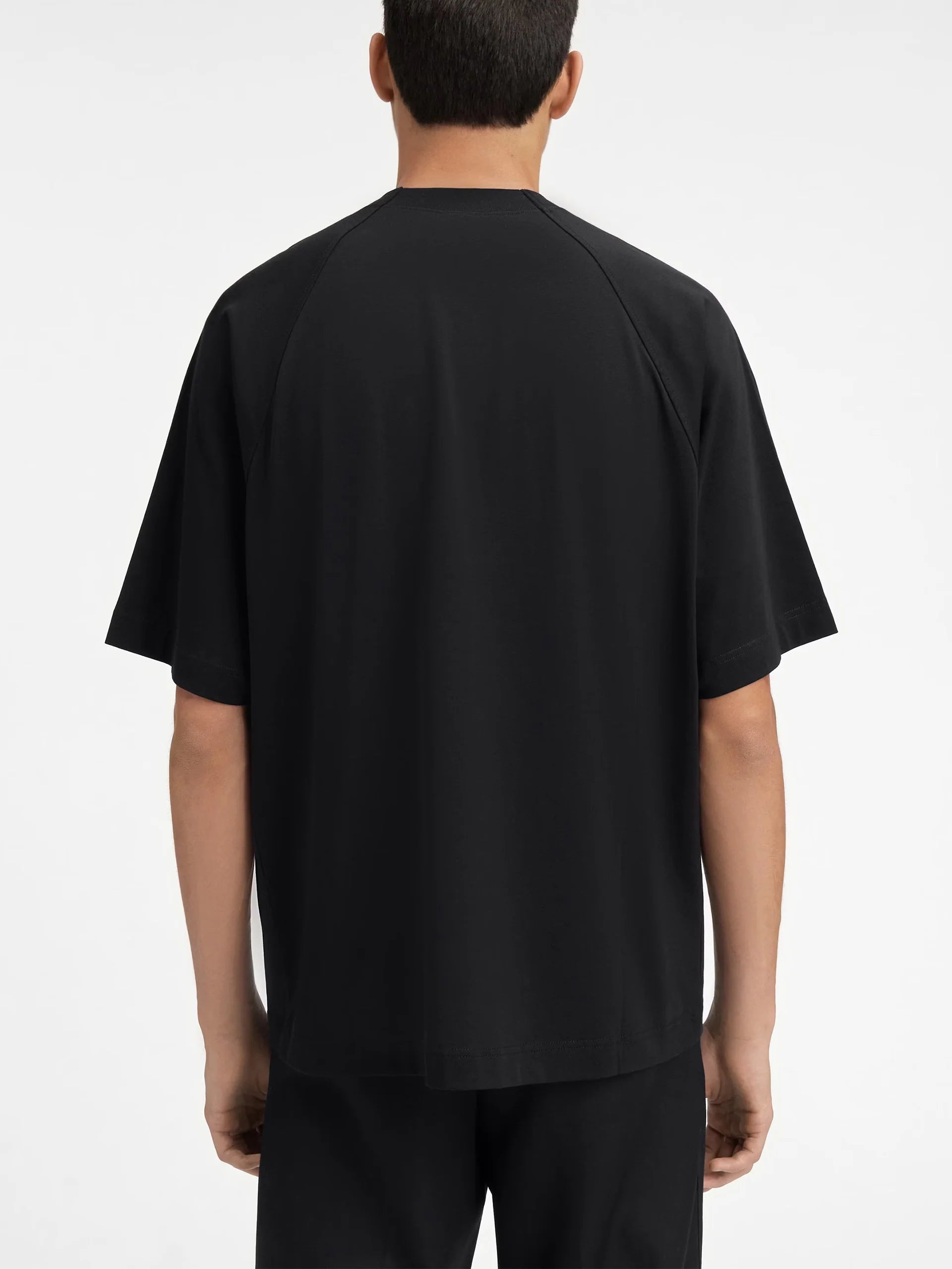 Image du tee-shirt JACQUEMUS Typo Noir Logo Noir, en coton noir premium, avec logo typographique noir ton sur ton et coupe droite contemporaine.