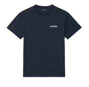 Jacquemus Le T-shirt Logo Navy, tee-shirt en coton bleu marine premium, avec logo Jacquemus brodé ton sur ton, coupe ample wide cut, col rond en bord-côte et finitions renforcées.