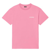 tee shirt jacquemus rose basique , oversize , avec jaquemus écrit en haut a droite , vue de face