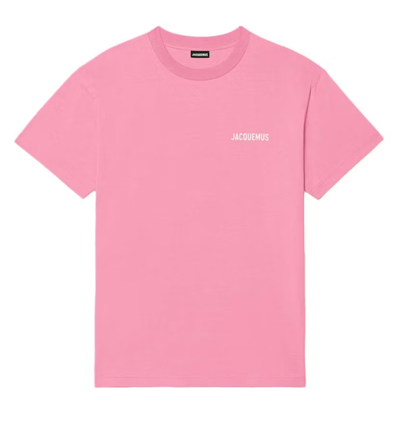 tee shirt jacquemus rose basique , oversize , avec jaquemus écrit en haut a droite , vue de face