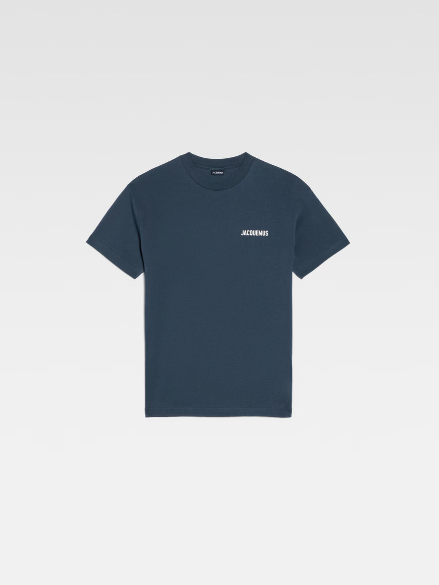 TEE SHIRT JACQUEMUS BLEU MARINE A LOGO IMPRIME BLANC SUR LE COEUR