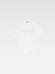 Image du tee-shirt JACQUEMUS Typo Blanc Logo Blanc, en coton blanc premium, avec logo typographique ton sur ton discret et coupe droite contemporaine