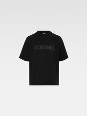 Image du tee-shirt JACQUEMUS Typo Noir Logo Noir, en coton noir premium, avec logo typographique noir ton sur ton et coupe droite contemporaine.