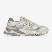 Image de la New Balance 9060 Beige Sea Salt, sneaker beige et crème en mesh et suède avec semelle épaisse sculptée et technologies ABZORB et SBS. (vue de profil)