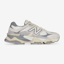 Image de la New Balance 9060 Beige Sea Salt, sneaker beige et crème en mesh et suède avec semelle épaisse sculptée et technologies ABZORB et SBS. (vue de profil)