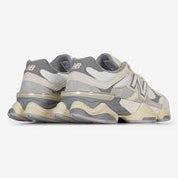 Image de la New Balance 9060 Beige Sea Salt, sneaker beige et crème en mesh et suède avec semelle épaisse sculptée et technologies ABZORB et SBS. (vue de 3/4 arrière)