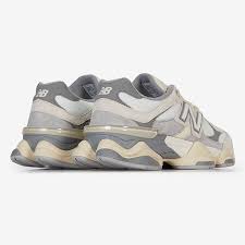 Image de la New Balance 9060 Beige Sea Salt, sneaker beige et crème en mesh et suède avec semelle épaisse sculptée et technologies ABZORB et SBS. (vue de 3/4 arrière)