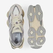 Image de la New Balance 9060 Beige Sea Salt, sneaker beige et crème en mesh et suède avec semelle épaisse sculptée et technologies ABZORB et SBS. (vue de dessus)