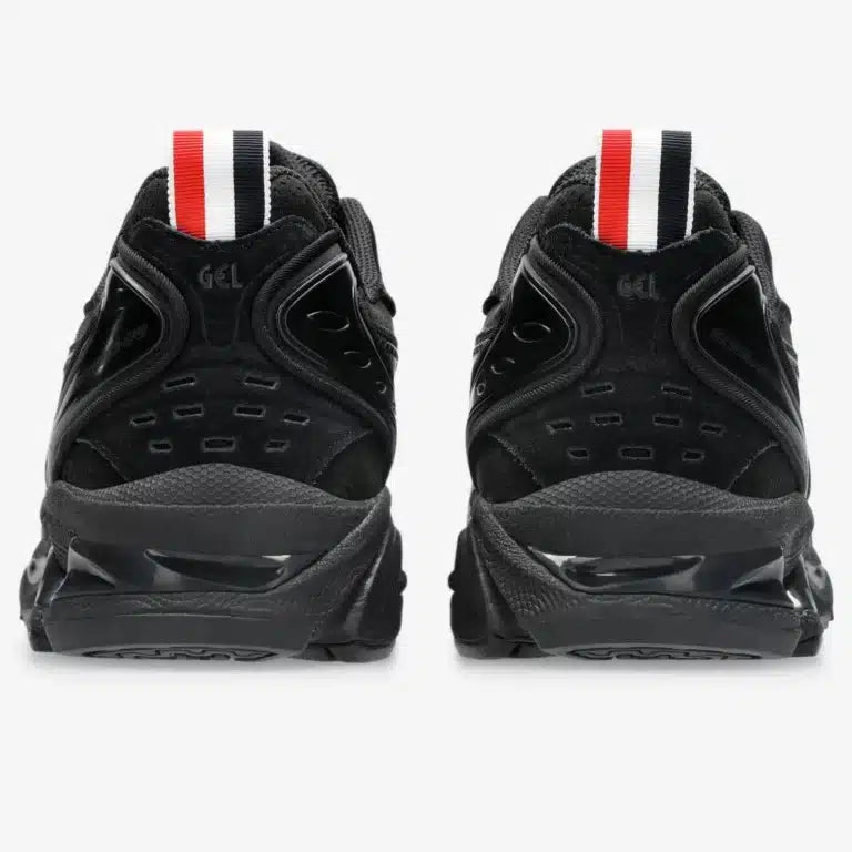 Sneakers ASICS Gel-Kayano 14 Thom Browne Black en mesh noir et cuir premium avec amorti GEL™ et détails tricolores signature vue de derrière. 