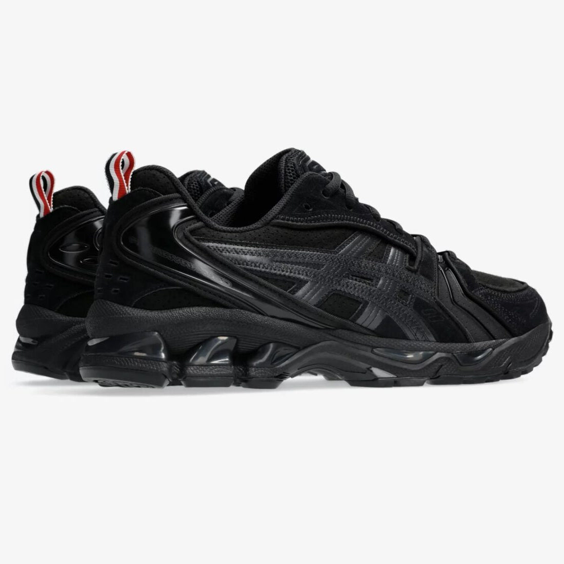 Sneakers ASICS Gel-Kayano 14 Thom Browne Black en mesh noir et cuir premium avec amorti GEL™ et détails tricolores signature vue de 3/4 arrière. 