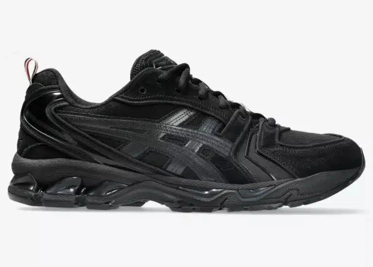 Sneakers ASICS Gel-Kayano 14 Thom Browne Black en mesh noir et cuir premium avec amorti GEL™ et détails tricolores signature vue de profil. 