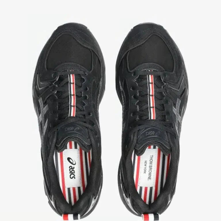Sneakers ASICS Gel-Kayano 14 Thom Browne Black en mesh noir et cuir premium avec amorti GEL™ et détails tricolores signature vue du dessus. 
