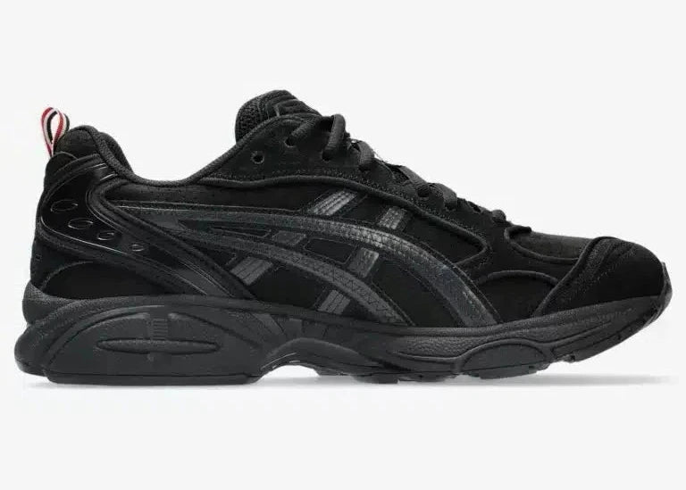 Sneakers ASICS Gel-Kayano 14 Thom Browne Black en mesh noir et cuir premium avec amorti GEL™ et détails tricolores signature vue de profil intérieur. 