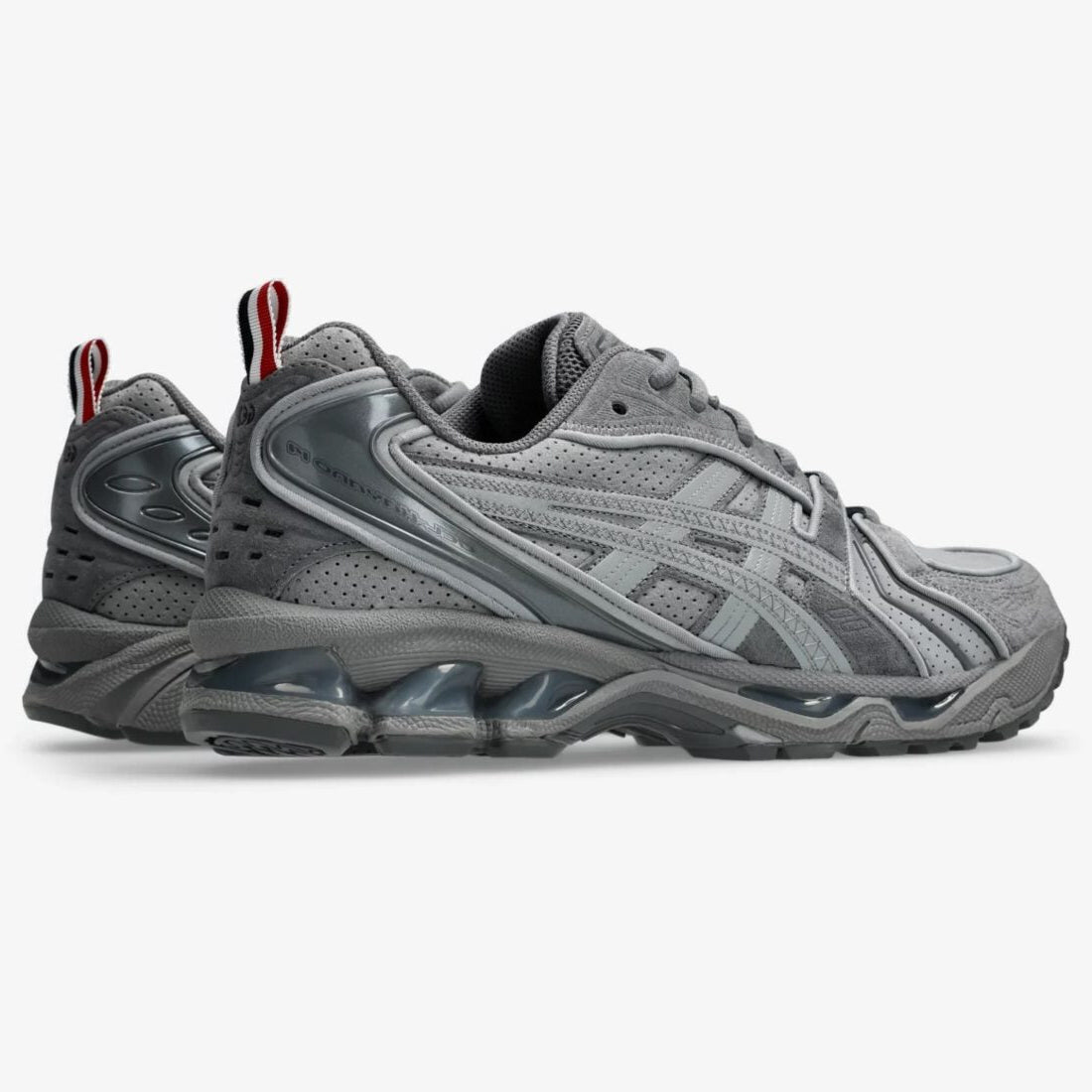 Sneakers ASICS Gel-Kayano 14 Thom Browne Grey en mesh gris et cuir premium avec technologie GEL™ et détails tricolores signature vue de 3/4 arrière. 