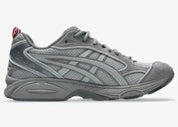 Sneakers ASICS Gel-Kayano 14 Thom Browne Grey en mesh gris et cuir premium avec technologie GEL™ et détails tricolores signature vue de profil intérieur. 