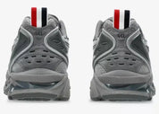 Sneakers ASICS Gel-Kayano 14 Thom Browne Grey en mesh gris et cuir premium avec technologie GEL™ et détails tricolores signature vue de derrière. 