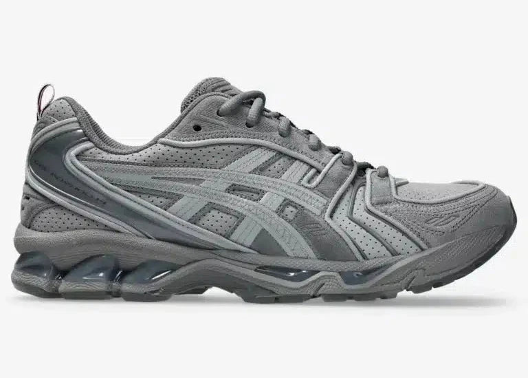 Sneakers ASICS Gel-Kayano 14 Thom Browne Grey en mesh gris et cuir premium avec technologie GEL™ et détails tricolores signature vue de profil. 