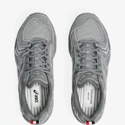 Sneakers ASICS Gel-Kayano 14 Thom Browne Grey en mesh gris et cuir premium avec technologie GEL™ et détails tricolores signature vue du dessus. 