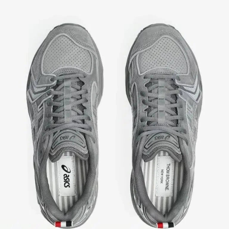 Sneakers ASICS Gel-Kayano 14 Thom Browne Grey en mesh gris et cuir premium avec technologie GEL™ et détails tricolores signature vue du dessus. 