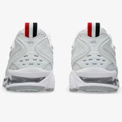 Sneakers ASICS Gel-Kayano 14 Thom Browne White en mesh blanc et cuir premium avec technologie GEL™ et détails tricolores signature vue de derrière. 