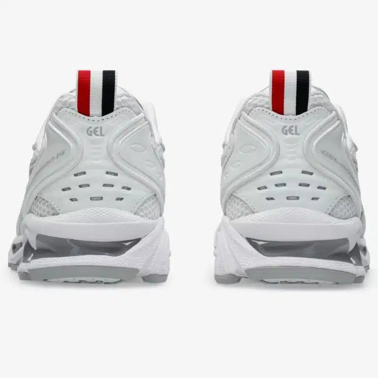 Sneakers ASICS Gel-Kayano 14 Thom Browne White en mesh blanc et cuir premium avec technologie GEL™ et détails tricolores signature vue de derrière. 