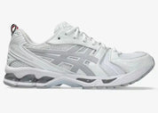 Sneakers ASICS Gel-Kayano 14 Thom Browne White en mesh blanc et cuir premium avec technologie GEL™ et détails tricolores signature vue de profil. 