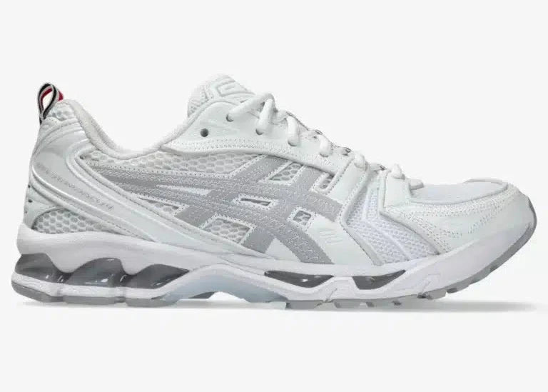 Sneakers ASICS Gel-Kayano 14 Thom Browne White en mesh blanc et cuir premium avec technologie GEL™ et détails tricolores signature vue de profil. 