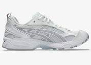 Sneakers ASICS Gel-Kayano 14 Thom Browne White en mesh blanc et cuir premium avec technologie GEL™ et détails tricolores signature vue de profil intérieur. 
