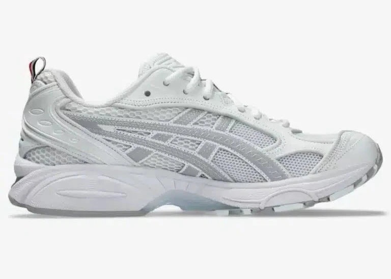 Sneakers ASICS Gel-Kayano 14 Thom Browne White en mesh blanc et cuir premium avec technologie GEL™ et détails tricolores signature vue de profil intérieur. 