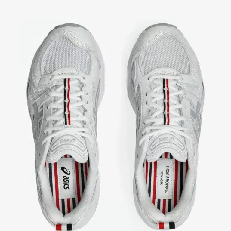 Sneakers ASICS Gel-Kayano 14 Thom Browne White en mesh blanc et cuir premium avec technologie GEL™ et détails tricolores signature vue du dessus. 