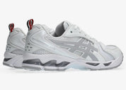 Sneakers ASICS Gel-Kayano 14 Thom Browne White en mesh blanc et cuir premium avec technologie GEL™ et détails tricolores signature vue de 3/4 arrière. 