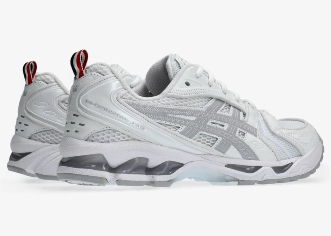 Sneakers ASICS Gel-Kayano 14 Thom Browne White en mesh blanc et cuir premium avec technologie GEL™ et détails tricolores signature vue de 3/4 arrière. 