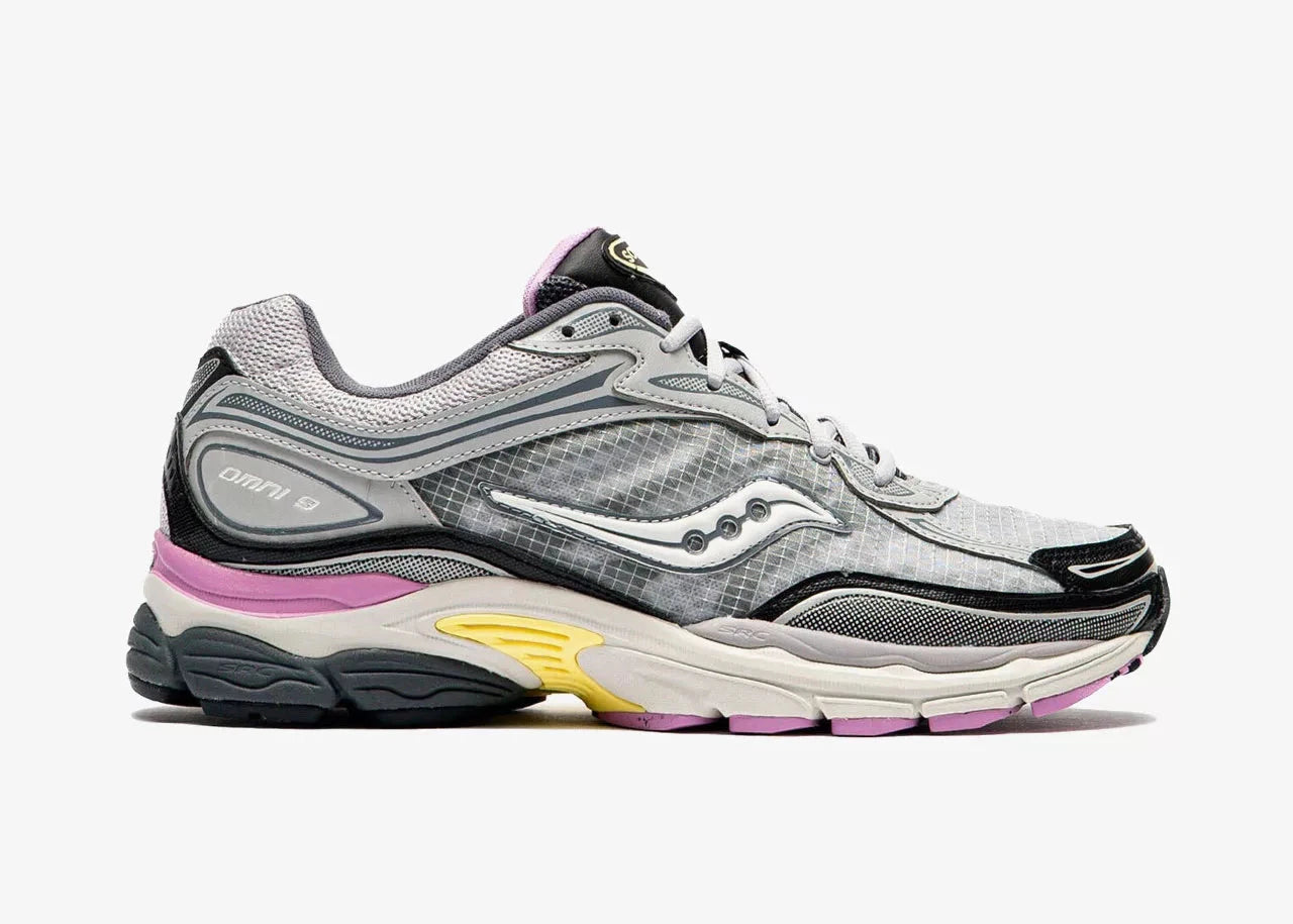 Saucony ProGrid Omni 9 Harbor Black avec tige en mesh respirant, empiècements synthétiques gris et noirs, technologie ProGrid, semelle intermédiaire en EVA et silhouette rétro-running.