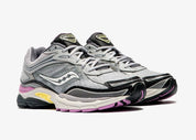 Saucony ProGrid Omni 9 Harbor Black avec tige en mesh respirant, empiècements synthétiques gris et noirs, technologie ProGrid, semelle intermédiaire en EVA et silhouette rétro-running.