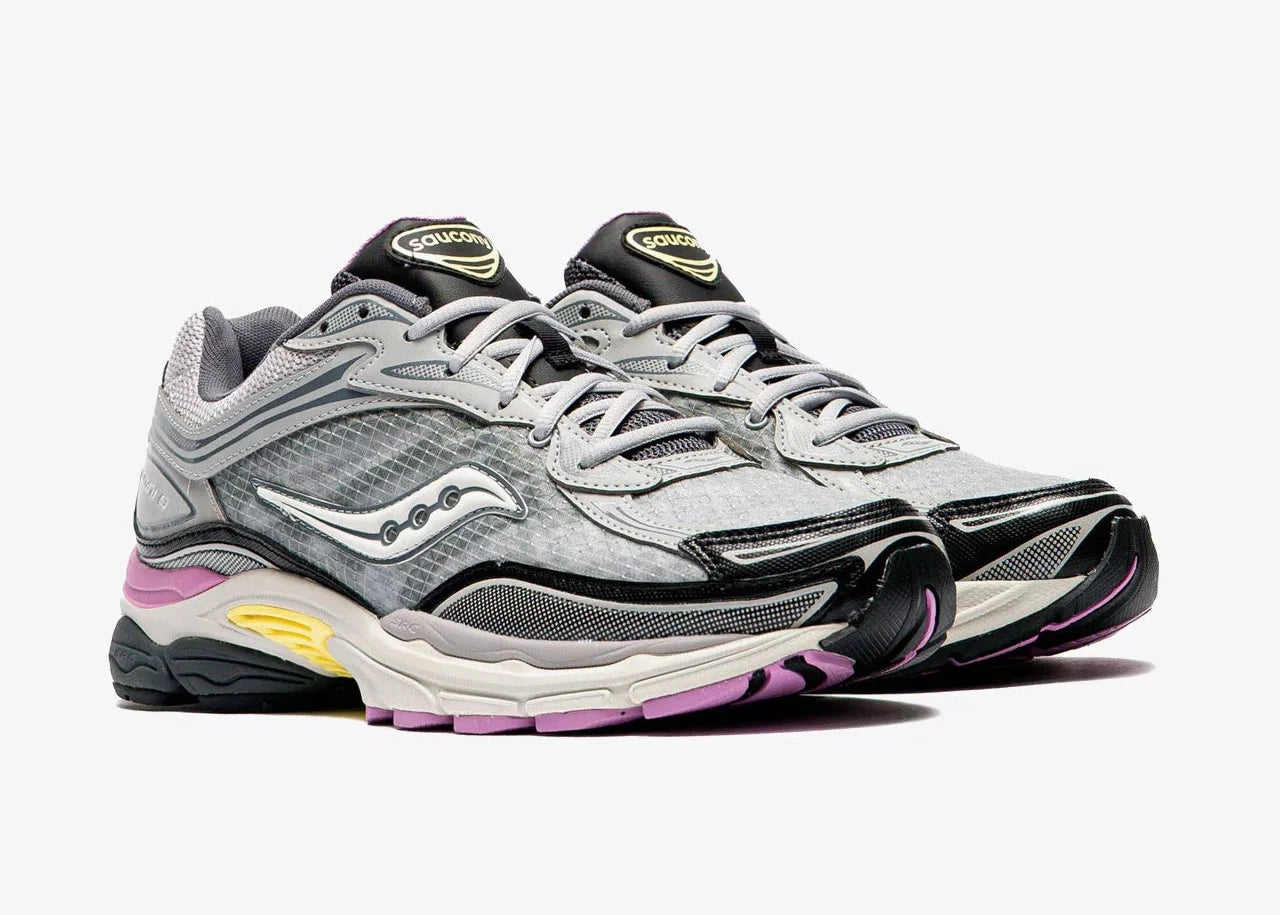 Saucony ProGrid Omni 9 Harbor Black avec tige en mesh respirant, empiècements synthétiques gris et noirs, technologie ProGrid, semelle intermédiaire en EVA et silhouette rétro-running.