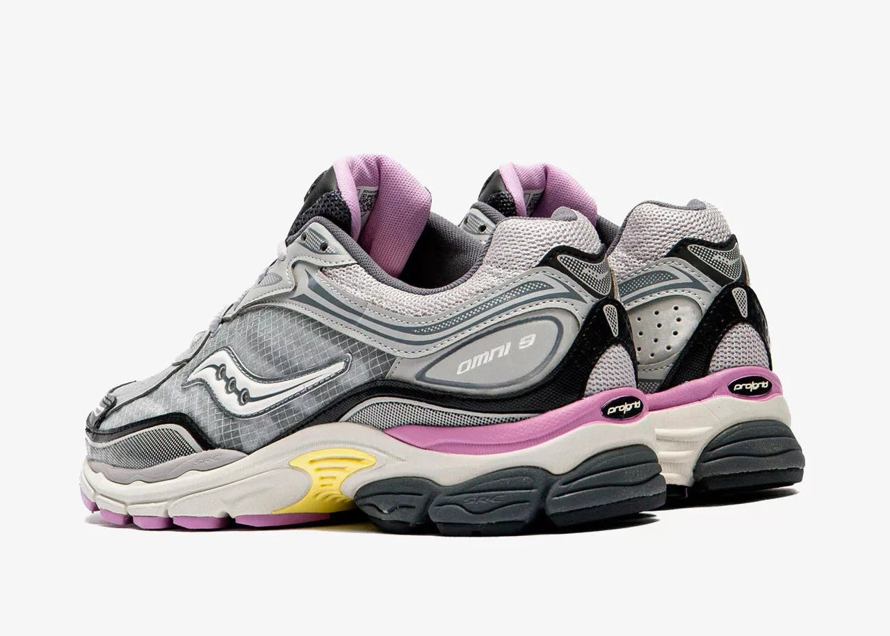 Saucony ProGrid Omni 9 Harbor Black avec tige en mesh respirant, empiècements synthétiques gris et noirs, technologie ProGrid, semelle intermédiaire en EVA et silhouette rétro-running.
