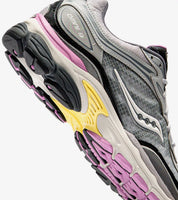 Saucony ProGrid Omni 9 Harbor Black avec tige en mesh respirant, empiècements synthétiques gris et noirs, technologie ProGrid, semelle intermédiaire en EVA et silhouette rétro-running.