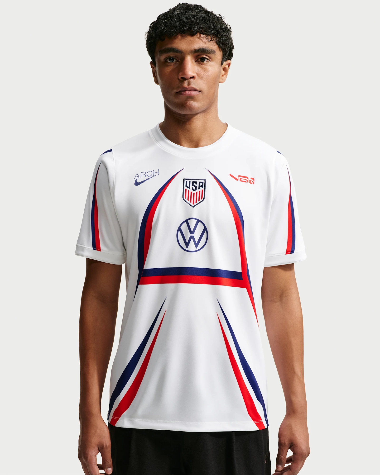 Nike x USMNT x V.A.A. Academy Pro Pre-Match Top en tissu technique léger, technologie Nike Dri-FIT, coupe Academy Pro et design collaboratif USMNT x V.A.A.