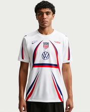 Nike x USMNT x V.A.A. Academy Pro Pre-Match Top en tissu technique léger, technologie Nike Dri-FIT, coupe Academy Pro et design collaboratif USMNT x V.A.A.