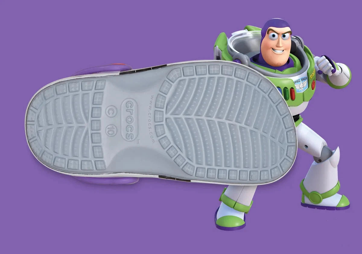 Crocs Classic Clog Toy Story Buzz Lightyear inspirées de Buzz Lightyear de Disney Pixar Toy Story, avec design exclusif, bride pivotante et semelle légère en résine Croslite™.
