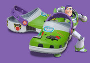 Crocs Classic Clog Toy Story Buzz Lightyear inspirées de Buzz Lightyear de Disney Pixar Toy Story, avec design exclusif, bride pivotante et semelle légère en résine Croslite™.