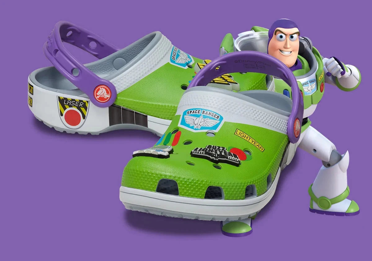 Crocs Classic Clog Toy Story Buzz Lightyear inspirées de Buzz Lightyear de Disney Pixar Toy Story, avec design exclusif, bride pivotante et semelle légère en résine Croslite™.