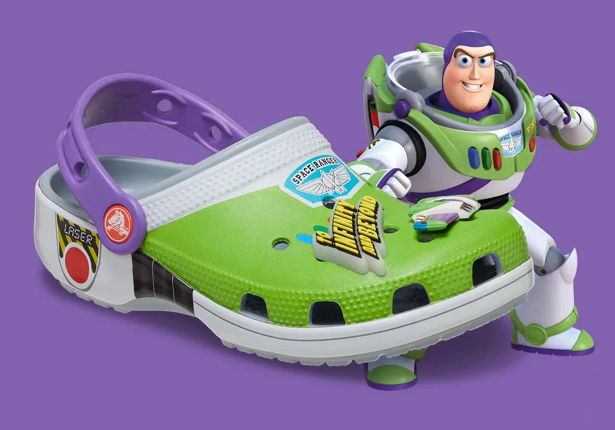 Crocs Classic Clog Toy Story Buzz Lightyear inspirées de Buzz Lightyear de Disney Pixar Toy Story, avec design exclusif, bride pivotante et semelle légère en résine Croslite™.