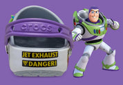 Crocs Classic Clog Toy Story Buzz Lightyear inspirées de Buzz Lightyear de Disney Pixar Toy Story, avec design exclusif, bride pivotante et semelle légère en résine Croslite™.