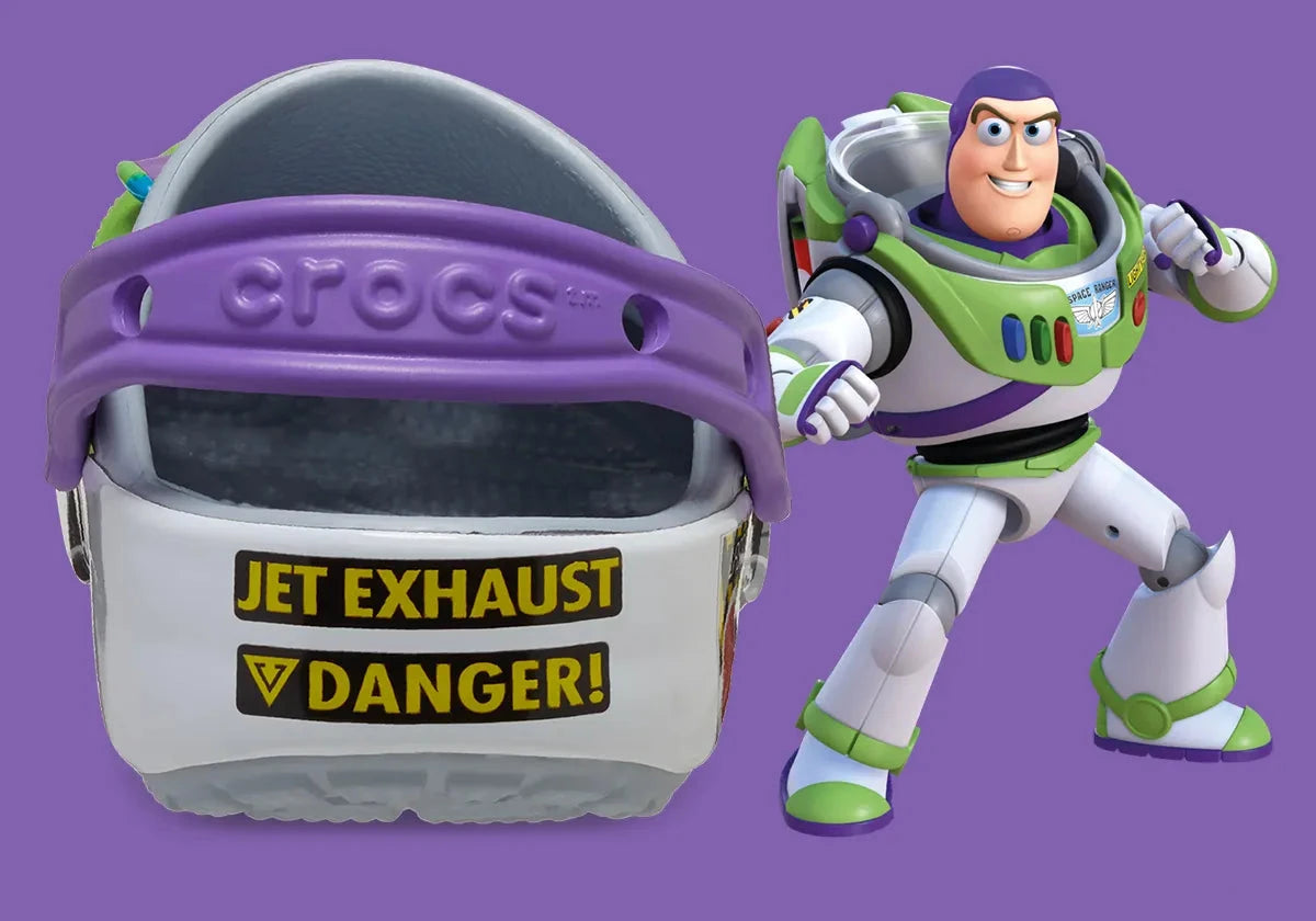 Crocs Classic Clog Toy Story Buzz Lightyear inspirées de Buzz Lightyear de Disney Pixar Toy Story, avec design exclusif, bride pivotante et semelle légère en résine Croslite™.