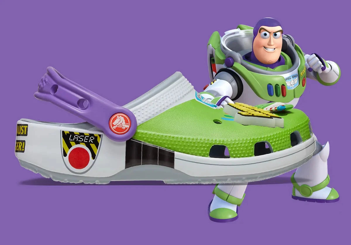 Crocs Classic Clog Toy Story Buzz Lightyear inspirées de Buzz Lightyear de Disney Pixar Toy Story, avec design exclusif, bride pivotante et semelle légère en résine Croslite™.