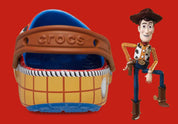 Crocs Classic Clog Toy Story Woody inspirées du cowboy Woody de Disney Pixar Toy Story, avec design exclusif, bride pivotante et semelle légère en résine Croslite™.