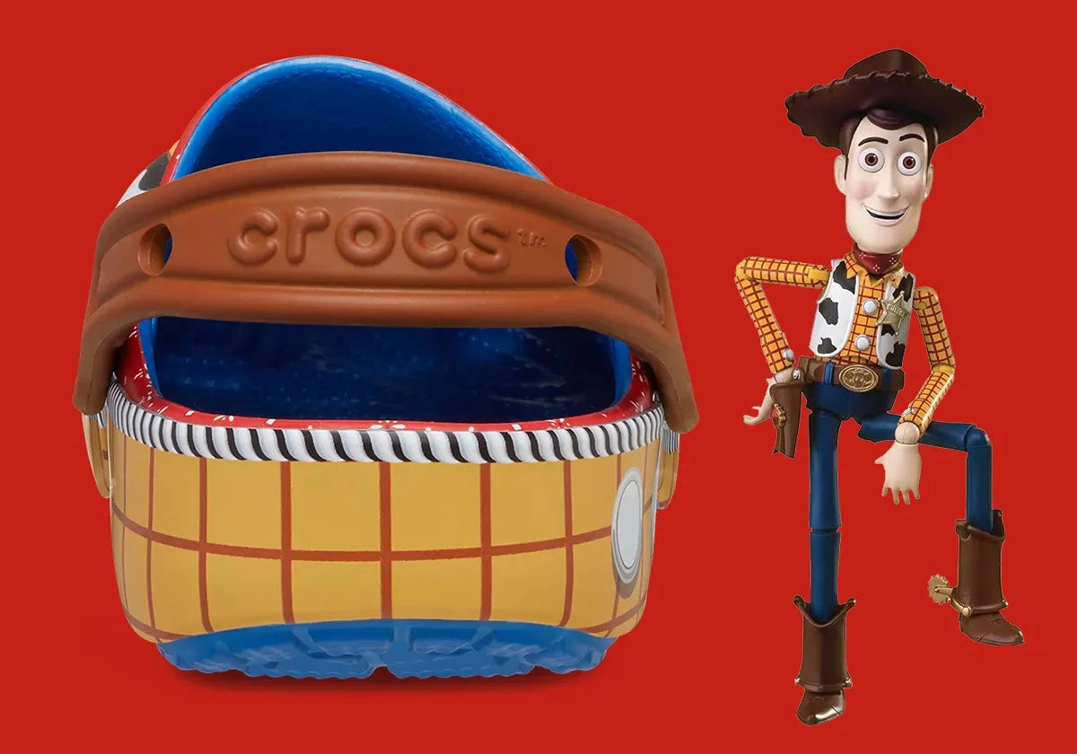 Crocs Classic Clog Toy Story Woody inspirées du cowboy Woody de Disney Pixar Toy Story, avec design exclusif, bride pivotante et semelle légère en résine Croslite™.